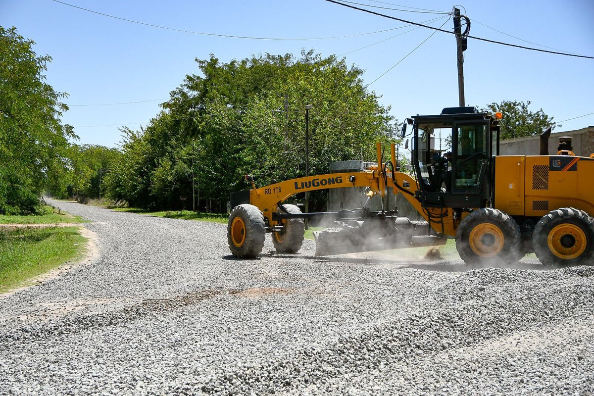 ☀️ Continuamos trabajando en el mejorado de las calles del barrio 8 de Octubre. 🚜 

🚧 Estamos realizando tareas de empedrado en las calles Maipu y Guerrieri para garantizar el tránsito y la circulación segura de nuestros vecinos y vecinas.
