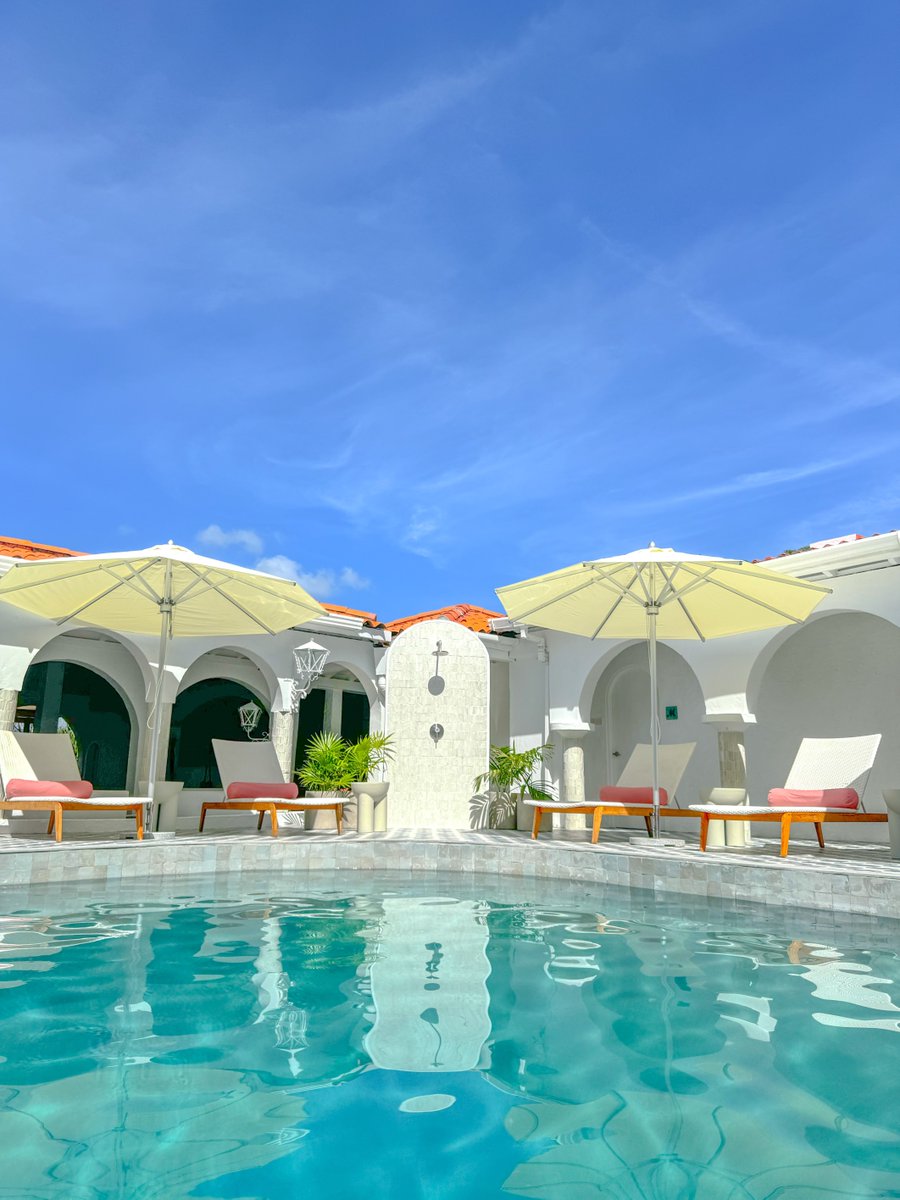 SimplyStLucia1's tweet photo. Mount Cinnamon Beach Resort in Grenada has unveiled stunning renovations. The redesign introduces a sleek 360° bar, a revamped pool area with lounge-style seating, a floating stage for live entertainment, and a new specialty coffee shop. https://t.co/PU2svFf4PZ