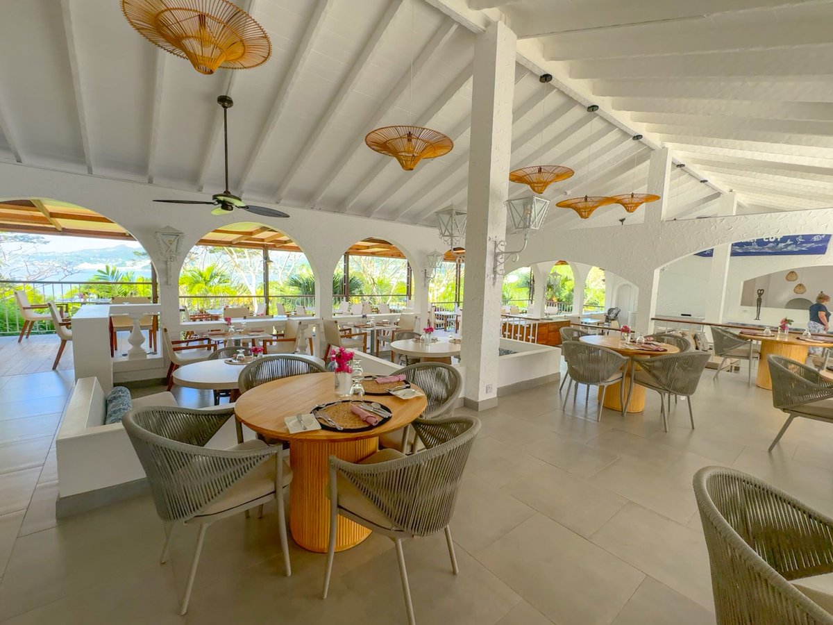 SimplyStLucia1's tweet photo. Mount Cinnamon Beach Resort in Grenada has unveiled stunning renovations. The redesign introduces a sleek 360° bar, a revamped pool area with lounge-style seating, a floating stage for live entertainment, and a new specialty coffee shop. https://t.co/PU2svFf4PZ