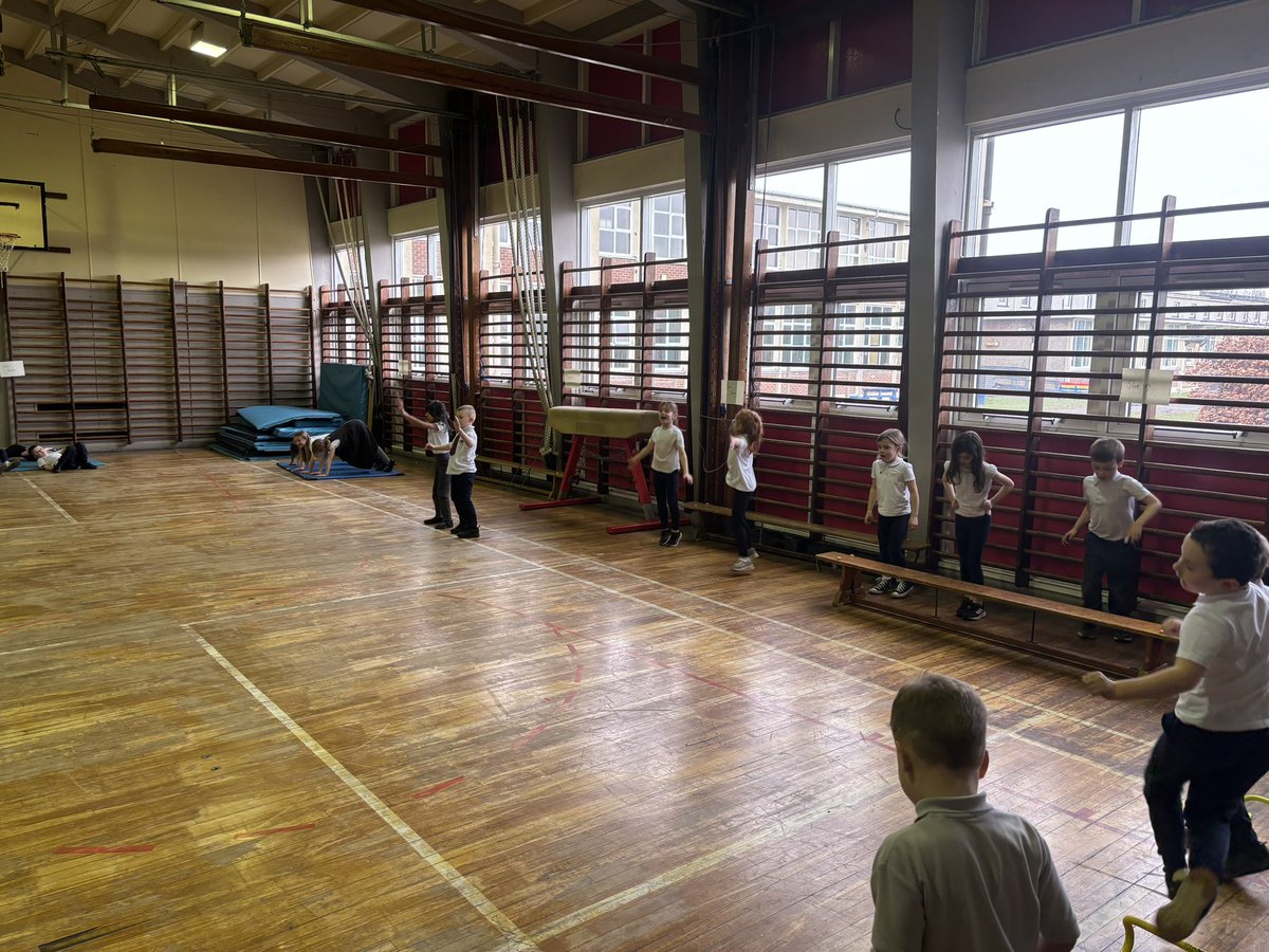 MrLedwidgePE's tweet photo. P2 moved onto our Fitness Block today as we began learning about stamina and the effect exercise can have on our bodies 🫀

We completed 9 different exercises with all pupils working super hard 💪

Have a look at some of them in action 📸

@MorayPS https://t.co/NJ3EmbsAJE