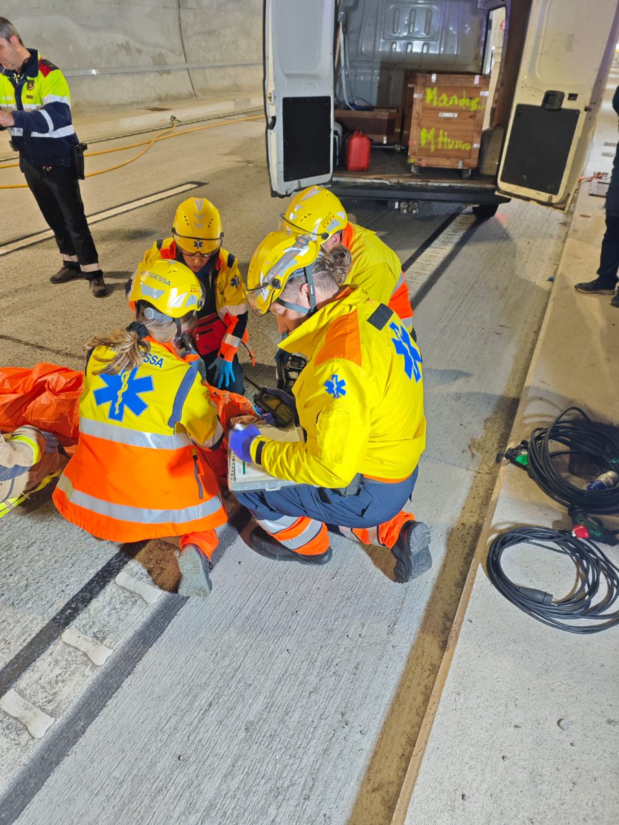 semgencat's tweet photo. Pel #simulacre d’accident de @transit realitzat aquesta matinada a l’interior del túnel del Coll de Lilla, a l’A-27, el #SEM ha estat l’encarregat d’oferir assistència sanitària  als 6 afectats.

El SEM ha intervingut amb 12 professionals tant de la Central de Coordinació Sanitària #CECOS com de les 5 unitats terrestres que s’han mobilitzat fins al lloc de l’incident.

@emergenciescat