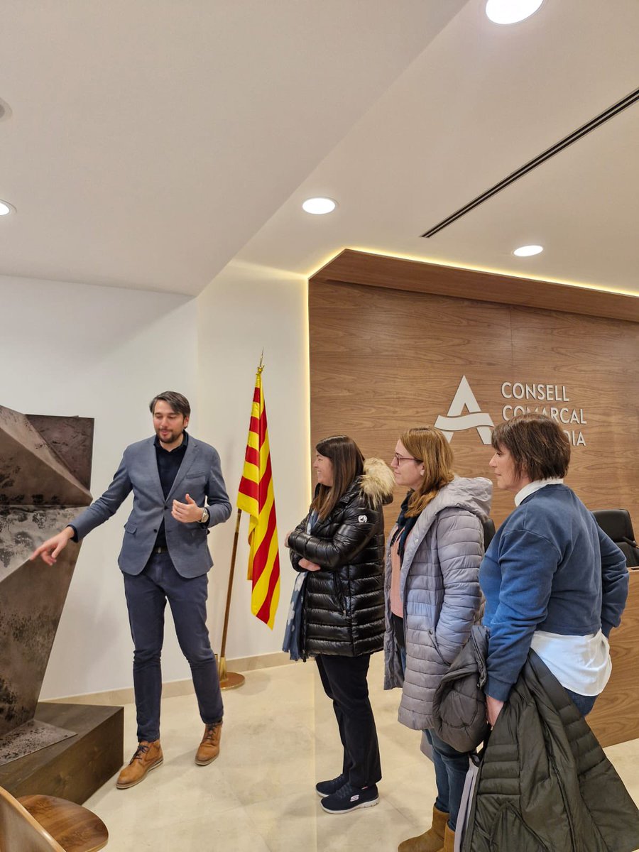 Consell Comarcal de l’Anoia (@consellanoia) on Twitter photo El president del Consell Comarcal de l'Anoia, <a href="/jordiparcevalls/">Jordi Parcerisas i Valls</a> es reuneix amb l'associació <a href="/igualadacomerc/">IGUALADA COMERÇ</a> per conèixer les necessitats del sector comercial local i explorar possibles línies de col·laboració per impulsar el comerç de proximitat a la comarca. El president del Consell Comarcal de l'Anoia, <a href="/jordiparcevalls/">Jordi Parcerisas i Valls</a> es reuneix amb l'associació <a href="/igualadacomerc/">IGUALADA COMERÇ</a> per conèixer les necessitats del sector comercial local i explorar possibles línies de col·laboració per impulsar el comerç de proximitat a la comarca.