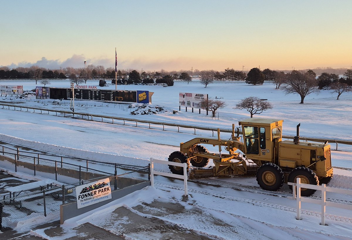 chriskotulak's tweet photo. Rise and shine! And blow that snow! This is how we do it at @FonnerRacing  Weekend temps above freezing and plenty of sunshine. See you at the races. @NebraskaHBPA @Columbus_Races @HarrahsNebraska https://t.co/CR94cFHgq5