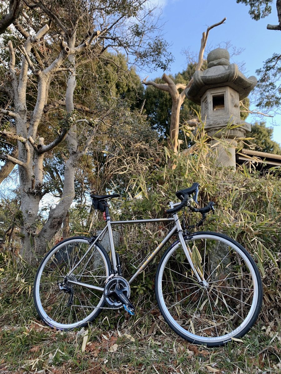 MULLERjapan's tweet photo. 草むらの中、灯籠が佇む。
通る人のために灯りを灯していたであろう時を想う。
今日も、新しい発見と共に走る。
#zero
#mullerzero
#titaniumbicycle
#titaniumroadbike
#titaniumfork
#roadbikes
#hillclimb #newmodel
#mullerjapan #mullerjapanbikes #feelingsocomfortable https://t.co/OyNngoMUQN