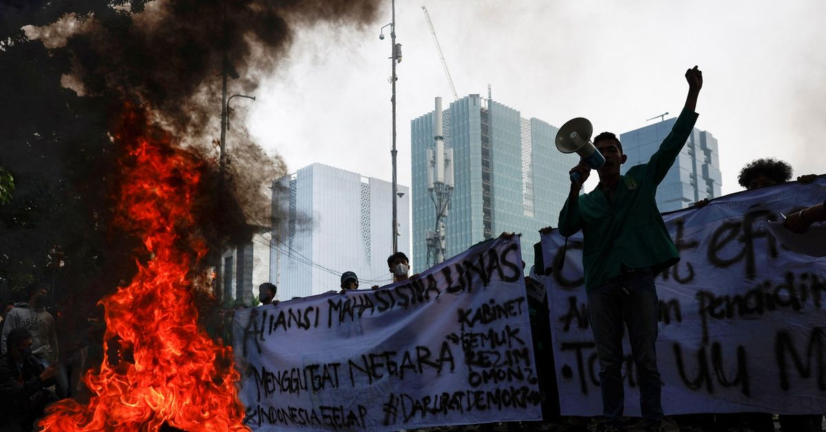 Students lead 'Dark Indonesia' protests against budget cuts reut.rs/4i6xsAj