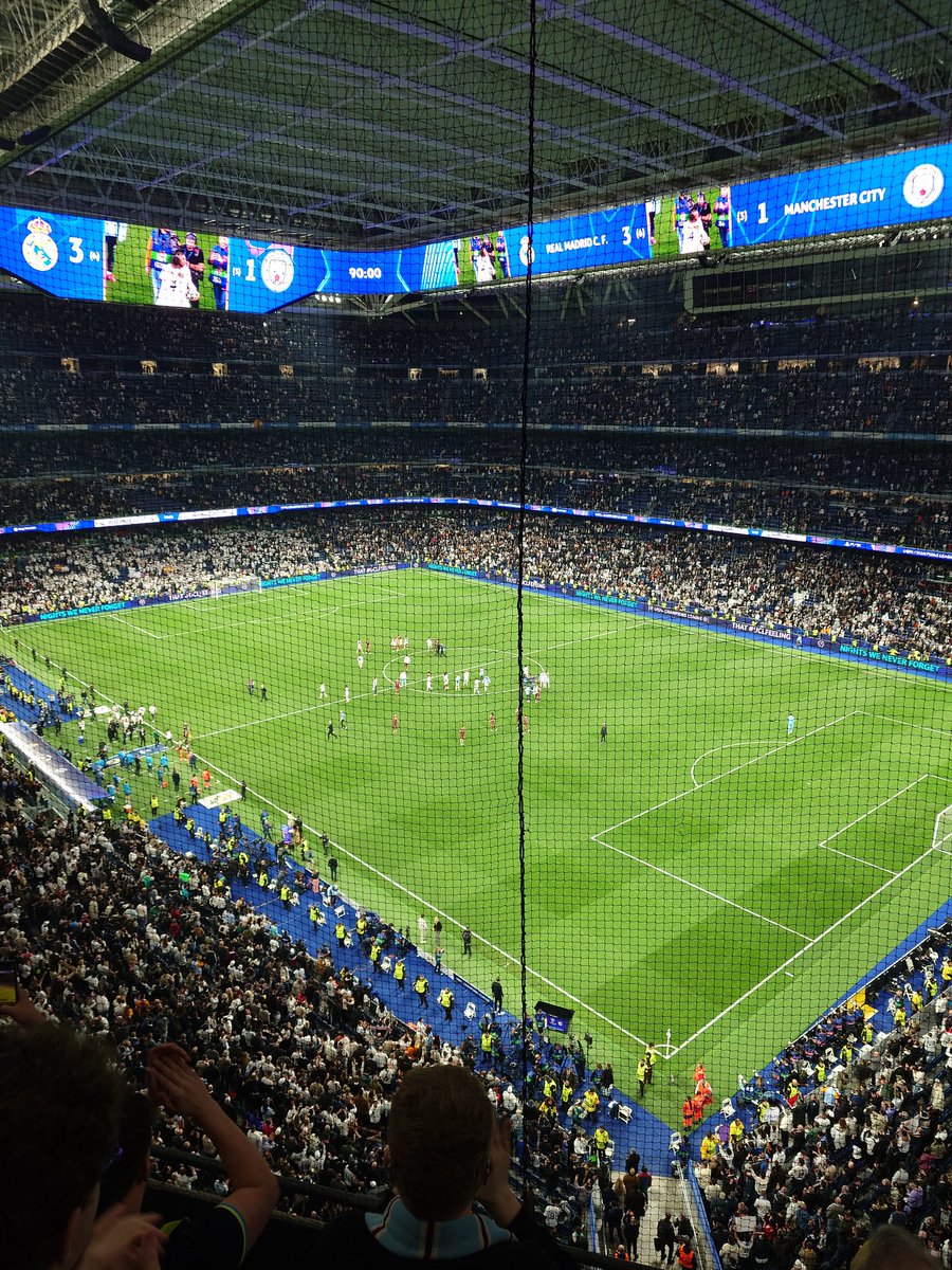 AlsatianCityzn's tweet image. #RMAMCI | Pèlerinage annuel à Madrid qui se conclut (encore) par une élimination, mais une des meilleures ambiances d&apos;avant et d&apos;après-match que j&apos;ai connu vu le résultat 🔝

🎵 WE SCORED A GOAL 🎵 ☝️

We&apos;ll follow you everywhere 🩵

#ManCityOSC