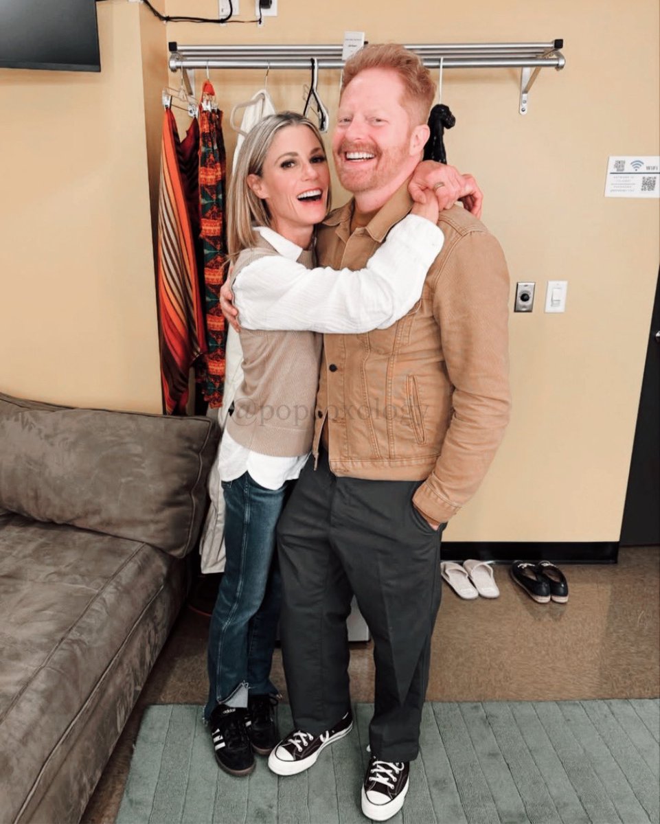popcoxology's tweet image. our fave tv siblings, julie bowen and jesse tyler ferguson, together again for her theater show. #modernfamily