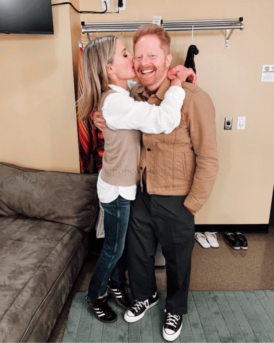 popcoxology's tweet image. our fave tv siblings, julie bowen and jesse tyler ferguson, together again for her theater show. #modernfamily