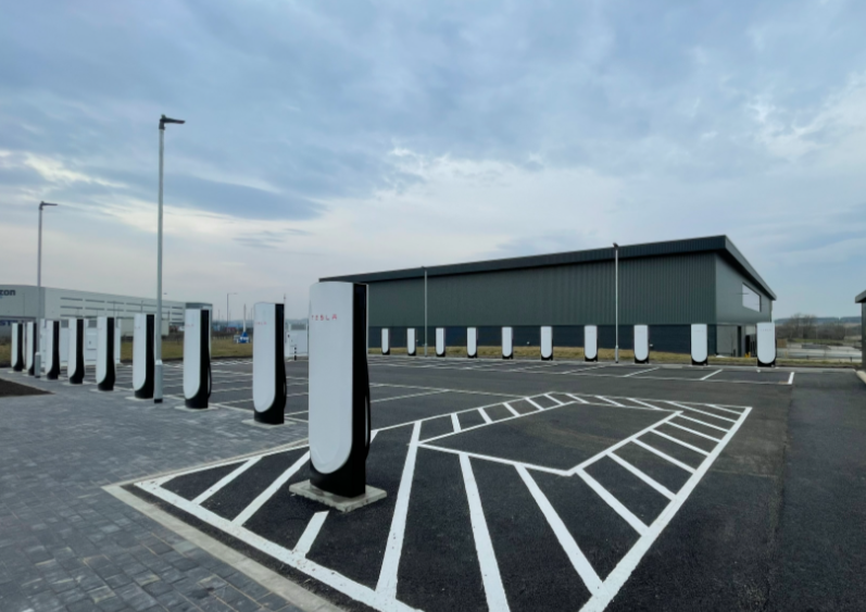 Olliedodd's tweet image. In the north-east of the UK, the supercharging sites Washington and Scotch Corner get extremely busy at peak travel periods. The last 10 days alone during half term recorded more than 2600 sessions across the 8-stall sites, with 15% of drivers queuing for 10 minutes or more.…