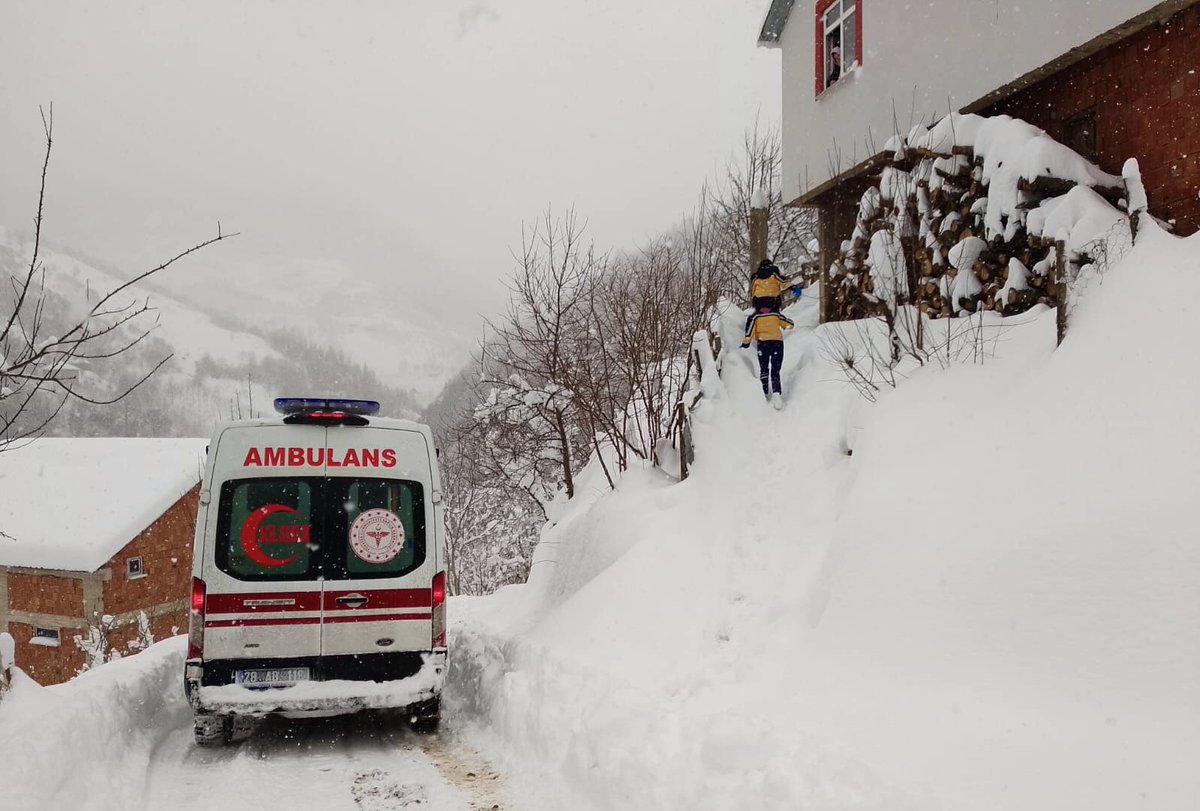 g_idaresi's tweet photo. Elverişsiz hava şartları nedeniyle; #Dereli ilçesi Yüce köyü ve Merkez #Sarvan köylerindeki hasta vatandaşların imdadına Giresun İl Özel İdaresi yetişti.
Gelen yardım çağrıları üzerine, Giresun İl Özel İdaresi Karla Mücadele ekipleri,🌨️🚜❄️🚑
#Özel��dareHerYerde
#Giresun👇 https://t.co/xBC8PcYVao