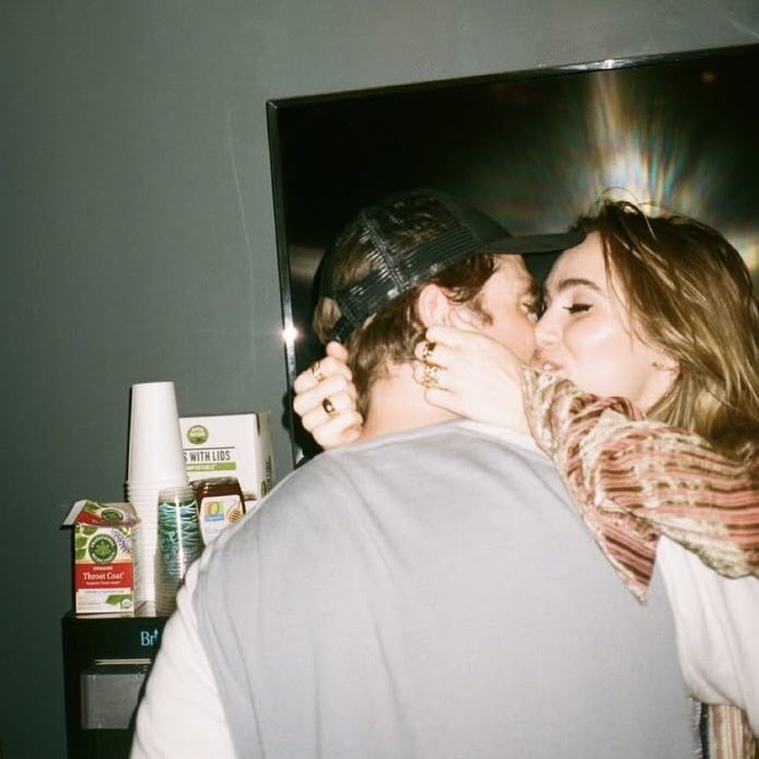 "Agora, os meus sonhos mais simples mas mais profundos. Todas as noites, desejo felicidade para a minha filha, felicidade na minha relação e continuar a crescer a nível criativo."

Suki Waterhouse sobre quais são os seus sonhos à ELLE Espanha.

Thanks <a href="/bestsukiw/">suki waterhouse archive</a> 💗