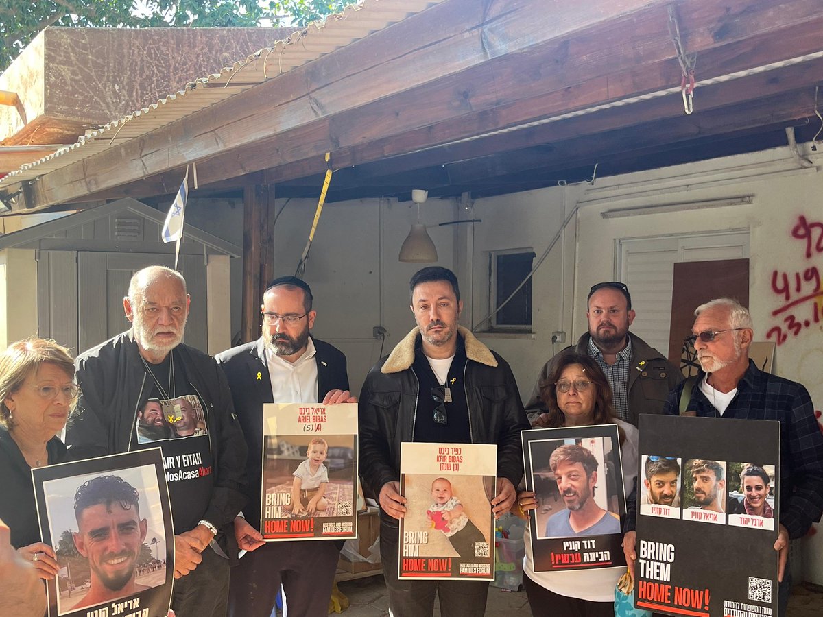 Estamos de duelo, nos invade un profundo dolor. Se confirmó la peor de todas las noticias de la bestialidad terrorista. El grupo terrorista Hamas entregó a Israel los cadáveres de Shiri Bibas y sus pequeños hijos, Ariel y Kfir. Ariel tenía 4 años y su hermano Kfir apenas 9 meses
