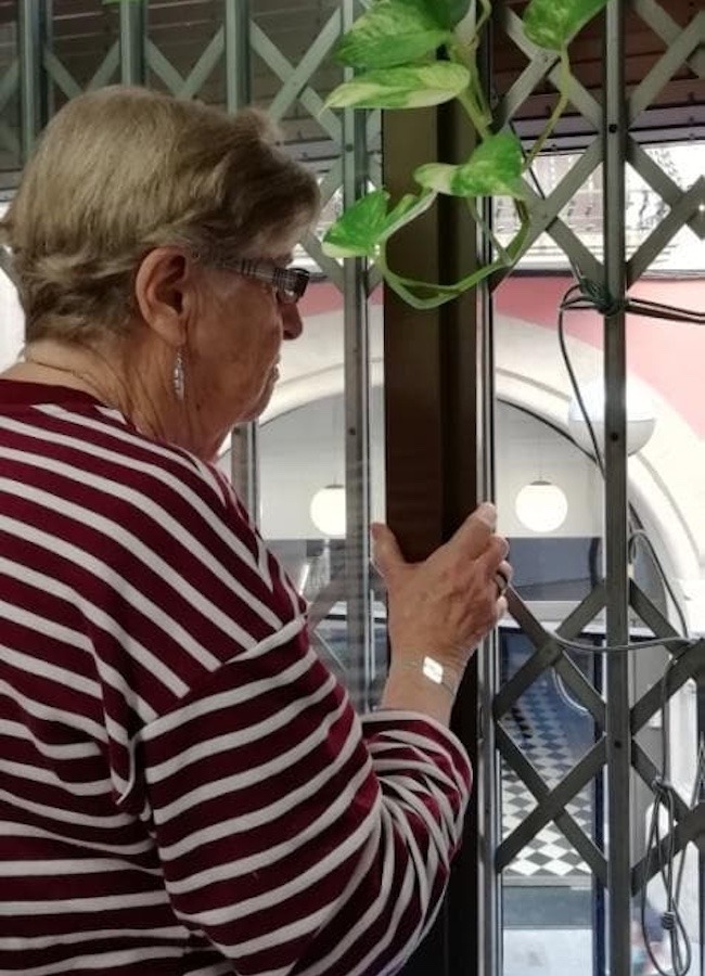 S'ha mort la Viqui Molins, la monja dels pobres: la de l'Hospital de Campanya de Santa Anna, la dels presos, la que en plena crisi d'heroïna i sida va acompanyar tants joves que morien sols, quan no hi havia tractament i ningú volia acostar-s'hi. (1)
Foto: web F. Viqui Molins