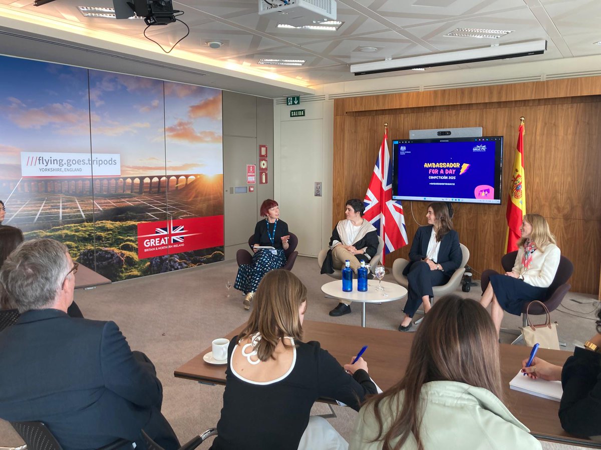 ccvmoficial's tweet photo. 🏑 La capitana de nuestro @CCVMDHF, Alejandra Torres-Quevedo, ha participado en el #AmbassadorForAday25 junto a @PGR_RUGBY y @CharlyCot
Gracias a @ukinspain por invitarnos a esta iniciativa tan necesaria. See you! 🇬🇧 🙌🏻
@belgiuminspain @pgr_ong
#SomosCCVM #CCVM https://t.co/g7u0WzpkVE