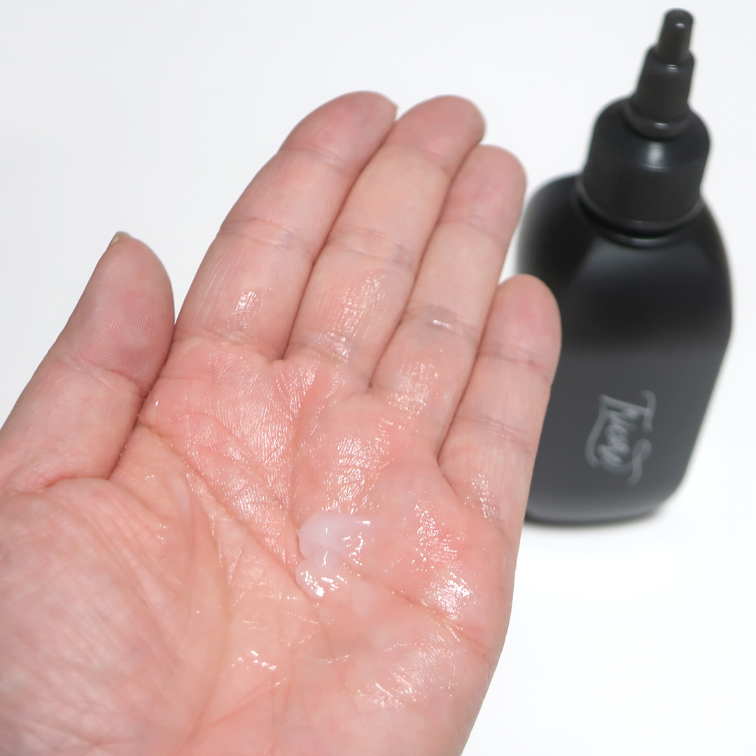 ha14145183's tweet image. Tricore温感ヘッドスパトリートメント

液体が優しいクリームに変化して包み込む、新感覚の生トリートメント。じんわり温かく感じます。髪全体になじませるように揉み込んでいます。しっとりした使用感です。
#PR #tricore #トリコレ #温感生トリートメント #トリコレでちゅるん髪 #韓国コスメ