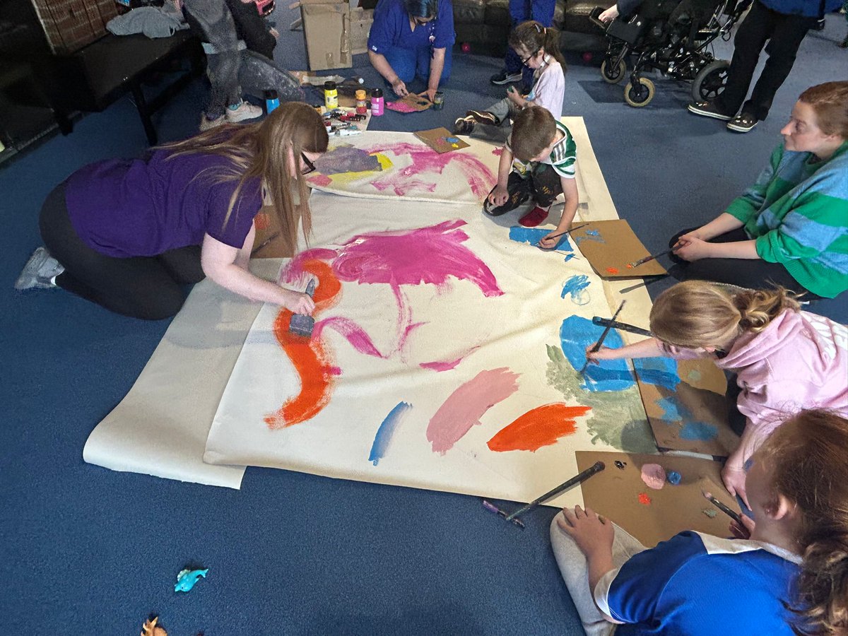Our #LittleStars loved painting with #ChildrensHospice Youth Ambassador Madison Wright and artist Kate Whiteman, in an exciting art project that will see their work displayed and auctioned in the Tate Gallery! 💜

👉 Support our care for Little Stars at brnw.ch/21wQPMm