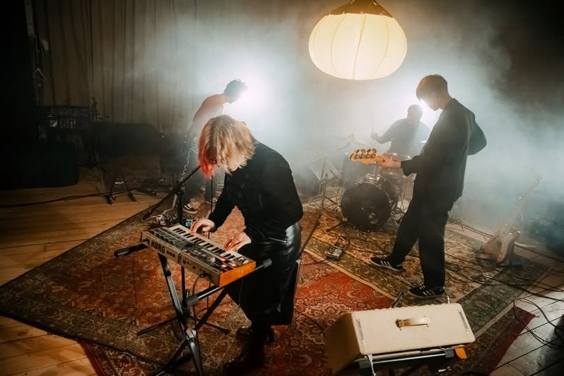Bandas desconocidas (@bandesconocidas) on Twitter photo #DalePlay
Hace unas semanas, la banda ucraniana <a href="/electric_rime/">Electric Rime</a> lanzó Hole In The Middle, un sencillo que fluye en un oscuro y vibrante rock alternativo.
Mira su video oficial cliqueando este link: youtube.com/watch?v=FCu9i2… #DalePlay
Hace unas semanas, la banda ucraniana <a href="/electric_rime/">Electric Rime</a> lanzó Hole In The Middle, un sencillo que fluye en un oscuro y vibrante rock alternativo.
Mira su video oficial cliqueando este link: youtube.com/watch?v=FCu9i2…