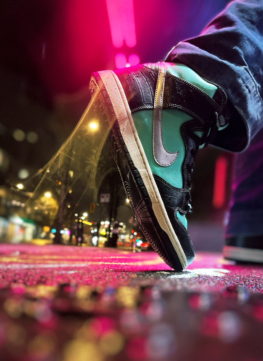 scarvesfell's tweet image. Day 20 #BHMKOTD25 ‘ROCKS’ 
I’m hiding some bling under these baggy ass pants. Somehow I’ve created a web of rain and light this morning. 💎💎
#KOTD #yoursneakersaredope 
#wearyourkicks #diamondsupply