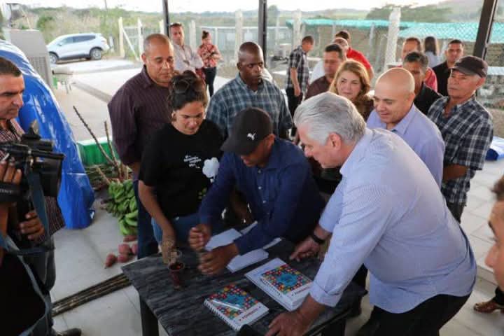 FCitma's tweet photo. Visita el Presidente el Polígono productivo integral finca "La Anguila", beneficiado por el proyecto Prodel @CEDEL17  @citmacuba @CitmaSancti  @OreillyIvis @Leonel_Diaz_C https://t.co/JYAer3qFgE