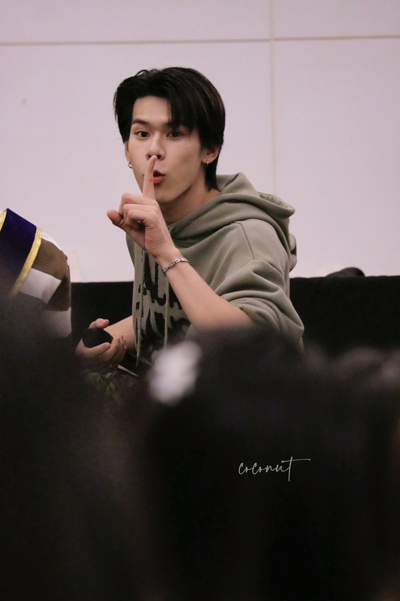 coconutwangs's tweet photo. 😯🤫

#LYKNFansign 
#LYKN #TuiChayatorn https://t.co/zkTXzAwexY