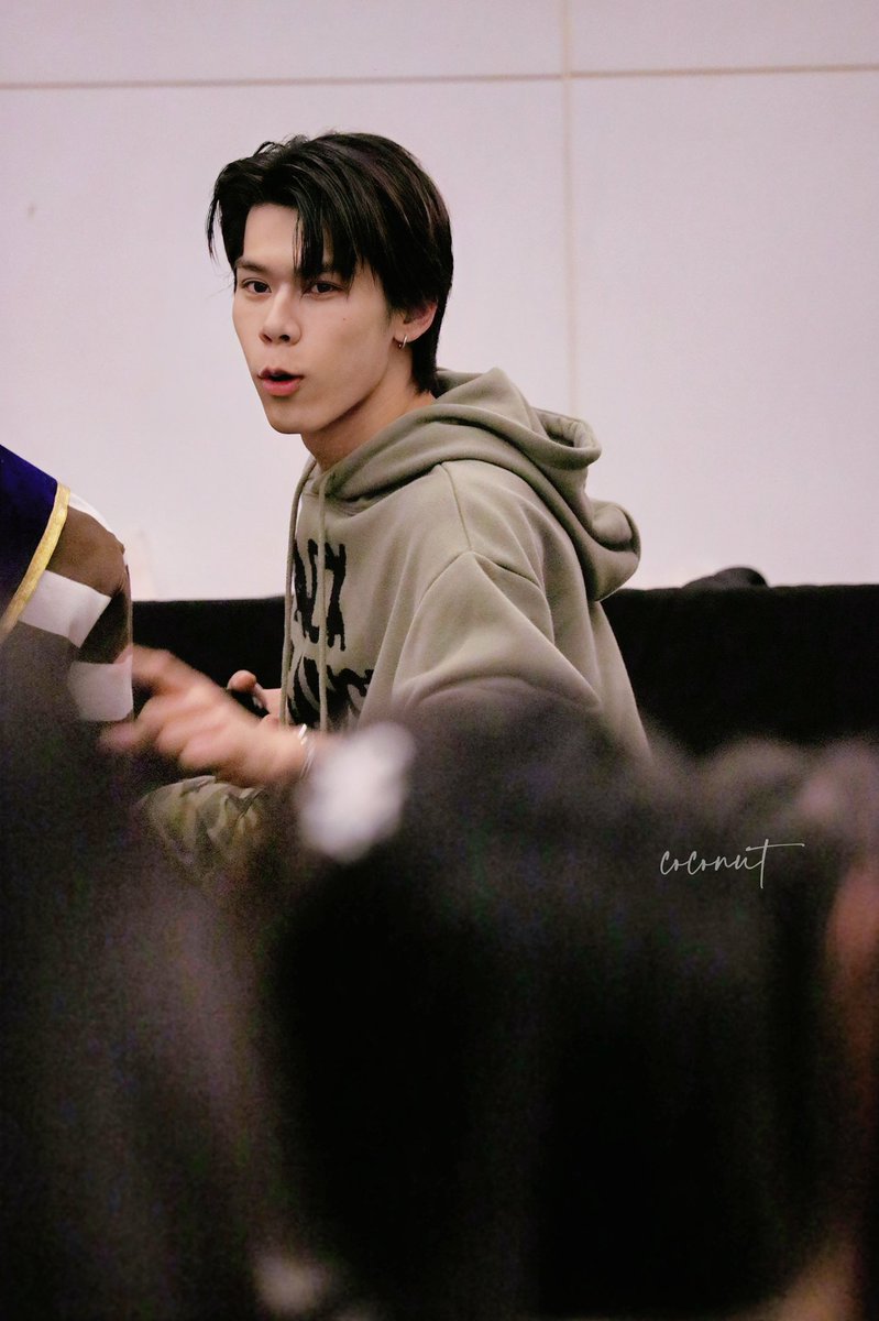 coconutwangs's tweet photo. 😯🤫

#LYKNFansign 
#LYKN #TuiChayatorn https://t.co/zkTXzAwexY
