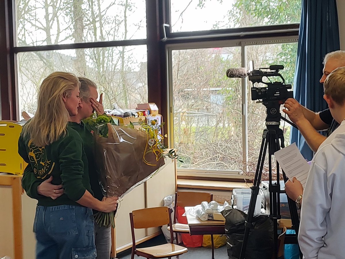 Gabberweek's tweet photo. Na 10-jaar als activiteitenhouder heeft onze topper Karin aangegeven volgend jaar geen activiteitenhouder meer te willen zijn. Daarom zetten we haar onverwachts in het zonnetje. Wat een Topper! https://t.co/yRzr91jnOy