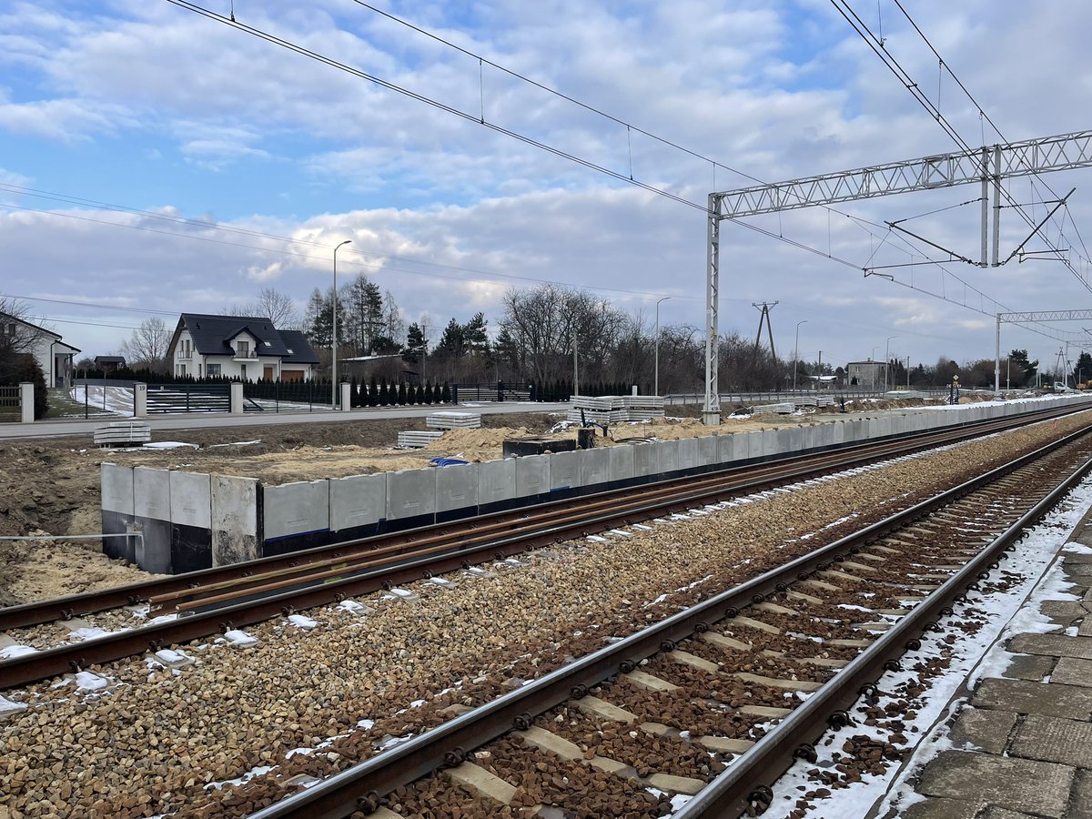 Karol08507816's tweet photo. Remont peronu w #Przysusze przy #LK22 @PKP_PLK_SA @KolejowyP @kasper_fiszer @plusradom @BiuroSET @z_biegiem_szyn @kurier_kolejowy @RaportKolejowy @RynekKolejowy https://t.co/Ps6cXJs5zH