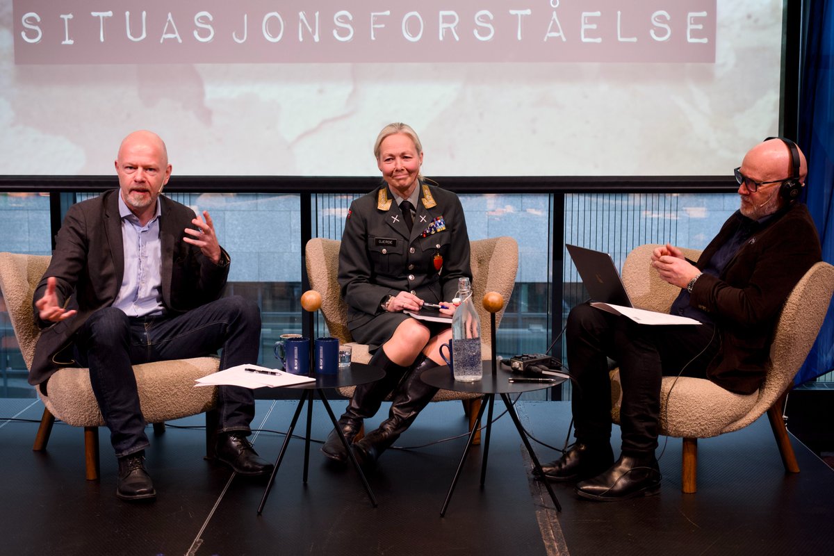 Eystein Hanssen 🏴☠️ (@eyshans) on Twitter photo Ny podkastepisode: Gråsoner Live! <a href="/orjankarlsson/">Ørjan Nordhus Karlsson</a> og jeg intervjuer Ingrid Margrethe Gjerde, sjef for Forsvarsstaben i <a href="/Forsvaret_no/">Norwegian Armed Forces | Forsvaret</a>, på scenen under <a href="/nof_post/">Norges offisers- og spesialistforbund</a> sin UNG-konferanse. Temaet for episoden er den sikkerhetspolitiske situasjonen: tinyurl.com/5n933f2y Ny podkastepisode: Gråsoner Live! <a href="/orjankarlsson/">Ørjan Nordhus Karlsson</a> og jeg intervjuer Ingrid Margrethe Gjerde, sjef for Forsvarsstaben i <a href="/Forsvaret_no/">Norwegian Armed Forces | Forsvaret</a>, på scenen under <a href="/nof_post/">Norges offisers- og spesialistforbund</a> sin UNG-konferanse. Temaet for episoden er den sikkerhetspolitiske situasjonen: tinyurl.com/5n933f2y