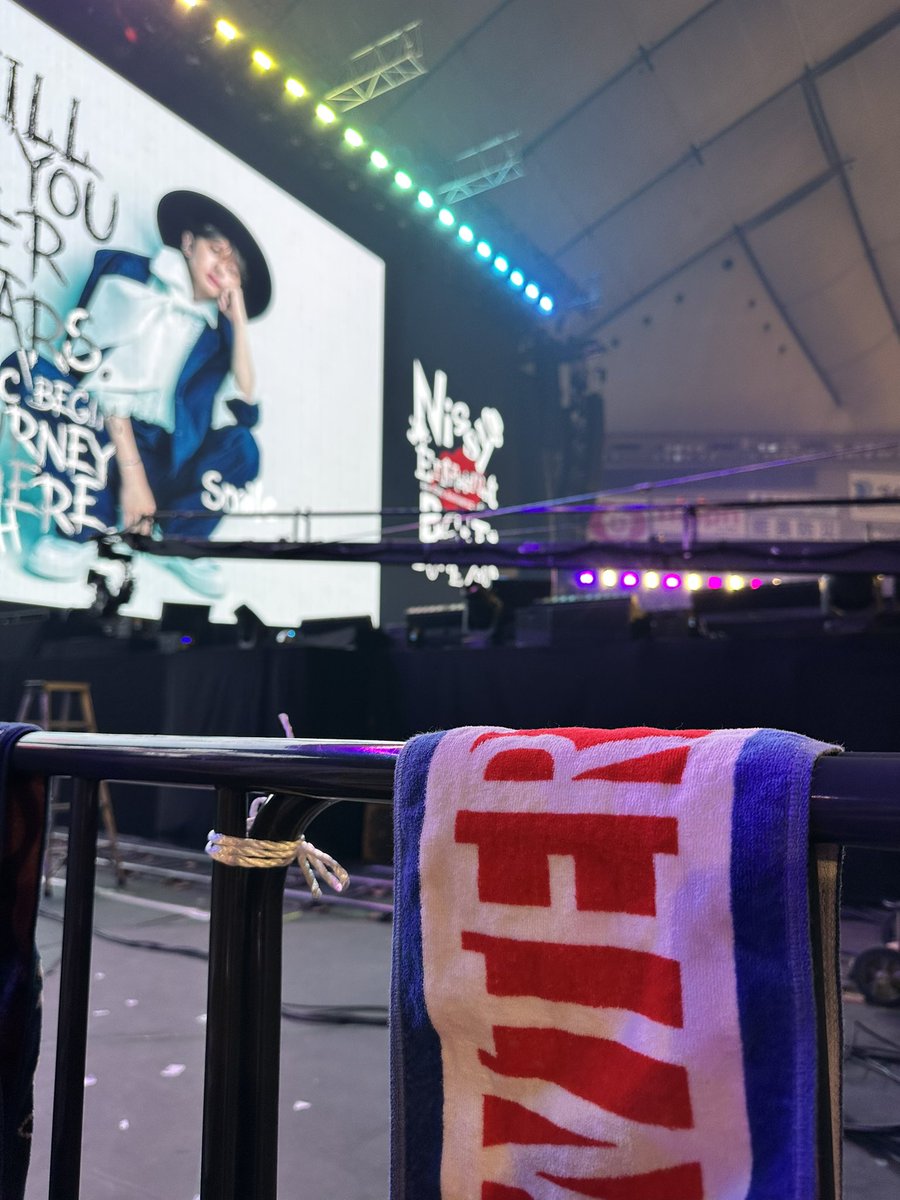 ____24nt__ss38's tweet photo. 幸せすぎる誕生日でした、、
🧤は届かず、ほぼほぼ後ろ姿やったけど、膝ついて歌う位置がドンピシャすぎて、、
キュンキュンした🥺🫶🏻
きっと、最初で最後であろうVIPとてもとても幸せでした︎☺︎
東京まで来てよかった
Nissyありがとう☺️💐 https://t.co/ieSR9rQmzN