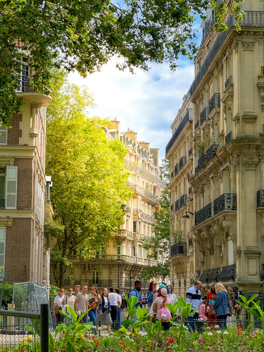 Sunny summer days...#ThrowbackThursday #Paris #Travel #France #ThursdayMotivation #architecture #Thursday #Parisjetaime 📸 Mahmut 💚💚