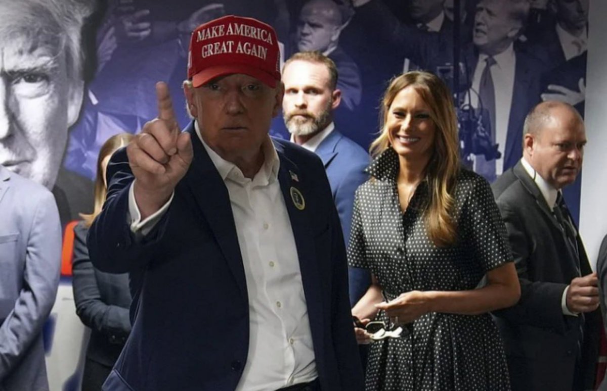 ghfdcgfcvfr's tweet photo. When Trump points his finger at you, you need to know that something big is going to happen next, and it is more about helping the citizens of the United States. https://t.co/D278Hwd9Pc