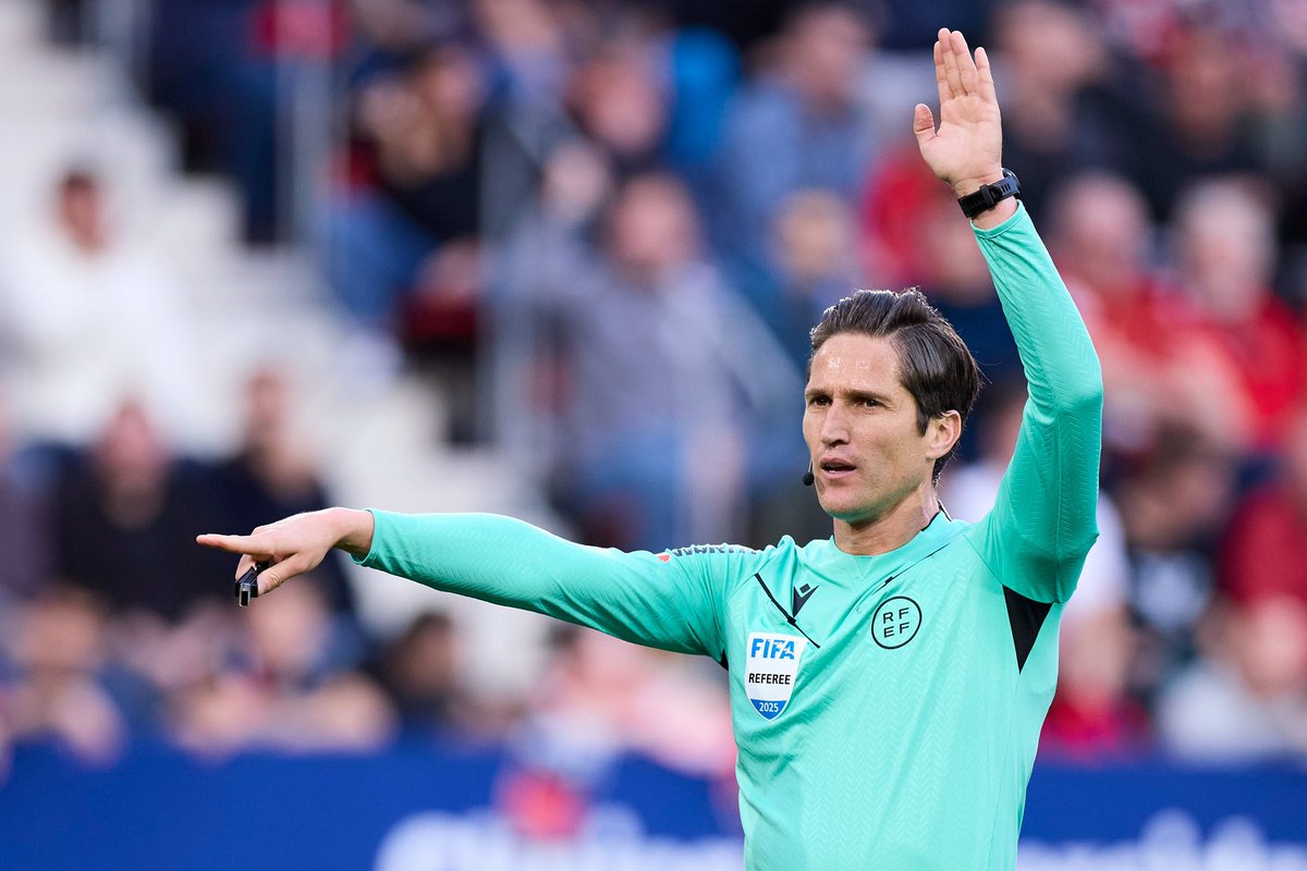KensonSimilien's tweet photo. Munuera Montero 🇪🇸 (arbitre d’Osasuna-Real Madrid) au bord des larmes : 
« Je suis resté enfermé à la maison toute la journée. C'est très dur. 

Ils s'en prennent à mes neuf frères et sœurs... à mon père de 80 ans. 

Sommes-nous fous ? Quel sport nous sommes en train de créer ? https://t.co/BIUgjO7OS7