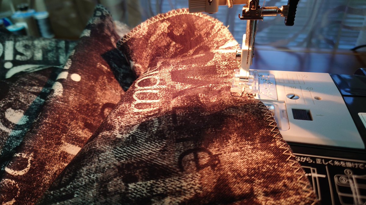 Tarono1's tweet photo. 今回はこんなフルバケットシート保護カバーを作ってみた。
もう少し良いミシンが欲しいなぁ〜
直ドリしながら真っ直ぐ縫います（汗）
#縫製御隠居 #MrT
#kyb #kayaba #realsportsdamper #cerameta #μnagi #laile #from1st #pon屋 #coolbeans
#digspice #gtg https://t.co/FqhOB6cr6y