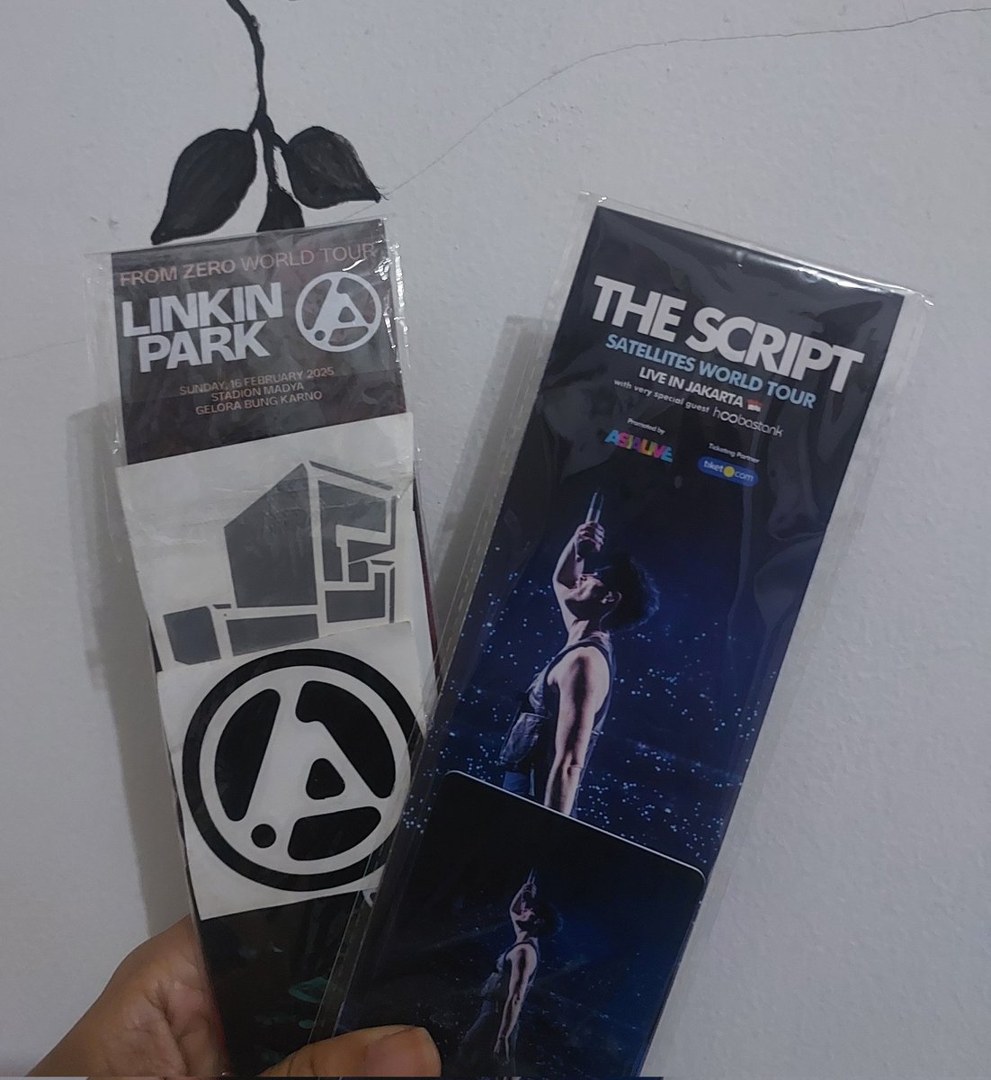 jnnyjazz's tweet image. My Valentine&apos;s gifts this year from God. No chocolate, just wristbands ❤️
#TheScriptSatellitesWorldTour 
#LinkinPark 
#fromzeroworldtour 
#wristband