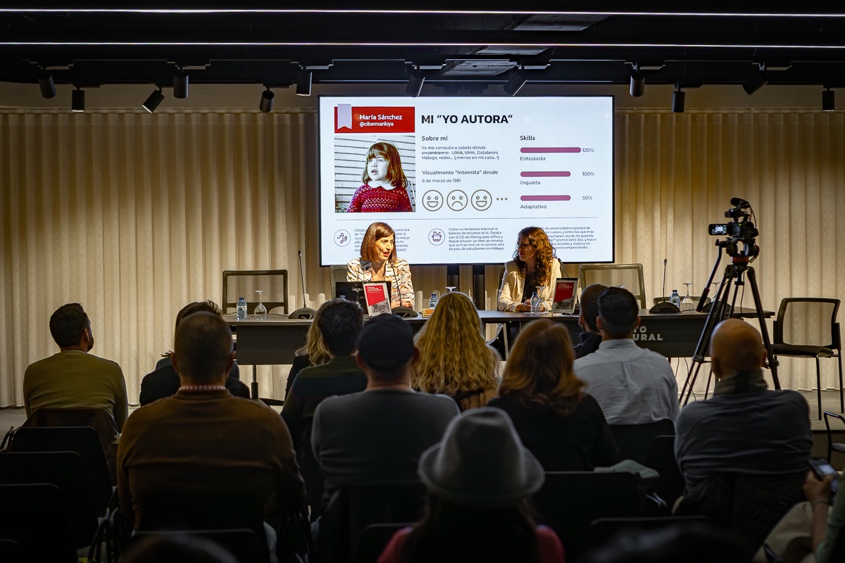 cibermarikiya's tweet photo. Y la criatura fue presentada ayer en #Málaga en un acto tan especial... Sin vos no habría sido posible. Millones de gracias por llenar y por mensajes de apoyo. Agradecimiento especial a @ambitocultural @bellapalomo @airun72 @albamartinc @Yllo @Marian_Virtua Valeria Veiga...🙏 https://t.co/tOOgbx282X
