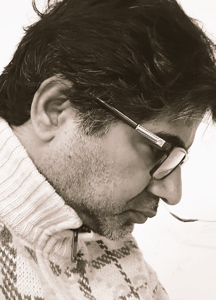 आइना चेहरे की इस बेचारगी पर हँस दिया 
और मैं ख़ुद अक्स अपना देख कर रोने लगा 

✍️✍️satpal khayaal 

#satpalkhayaal #shayari