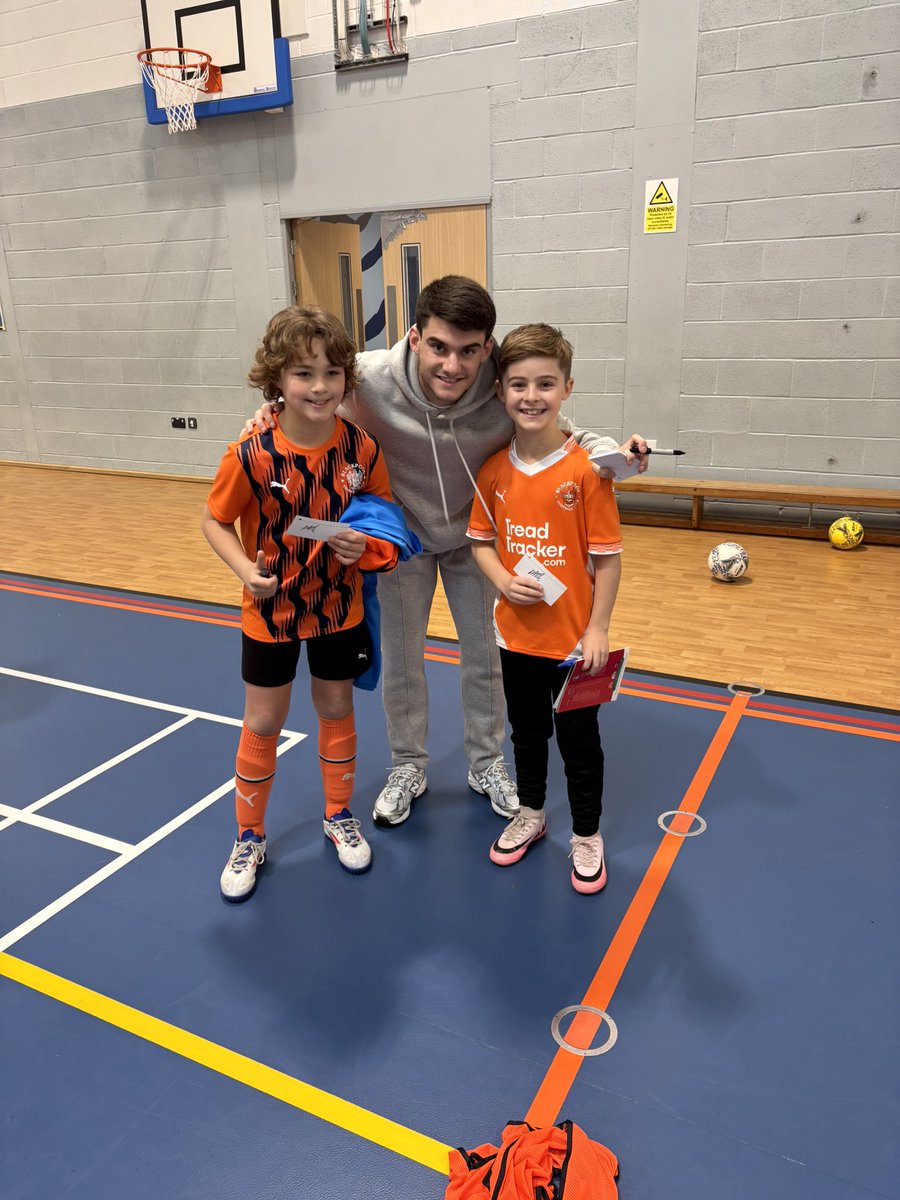 Kids buzzing to see Blackpool star <a href="/RobApter/">Rob Apter</a> thanks for your time 🧡