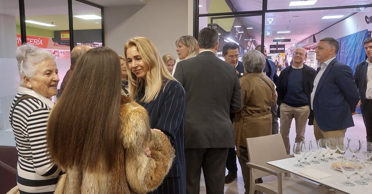 MalvarezNadia's tweet photo. Está mañana hemos inaugurado un nuevo espacio en el Mercado de Ventas #CiudadLineal dedicado a nuestros Mayores. Gracias a la inversión de la Delegada del Ayuntamiento @engra9 y a la dirección del Mercado, ampliamos la oferta de actividades destinadas a las personas mayores. https://t.co/eph6XjuiCc