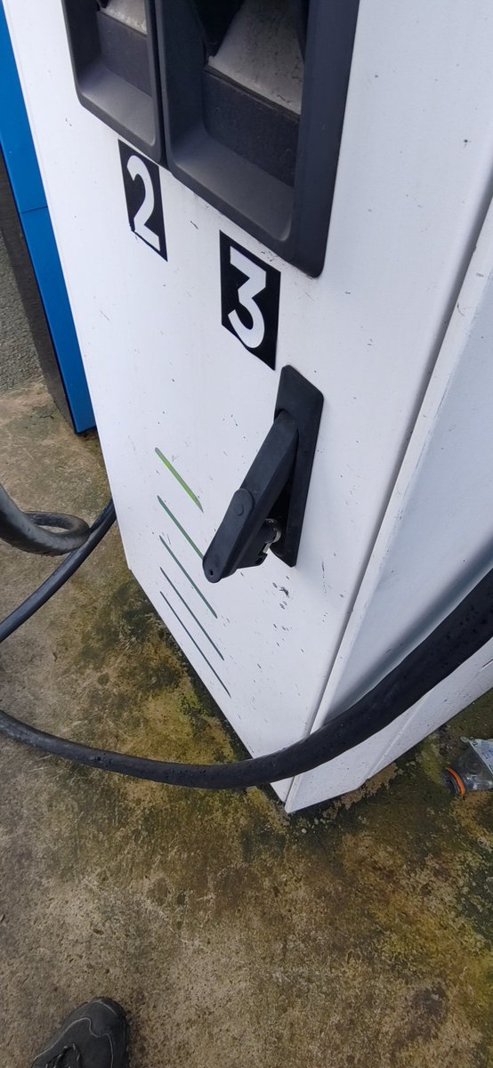 a71011's tweet photo. @evpoint_uk charger SingKtll-a is unlocked and high voltage equipment is unsecure https://t.co/XR3Ii6RiRO