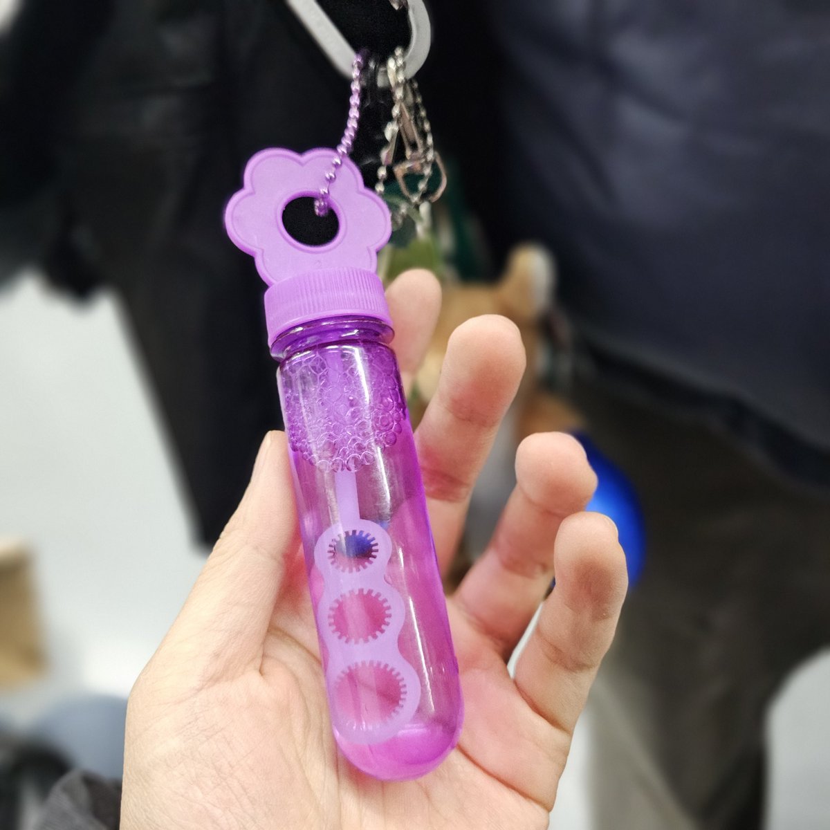 오늘 엔프피 친구와 만났는데 그녀의 가방에 휴대용 비눗방울이 달려있는 것을 보고 모든 기력을 소진하고 말았습니다