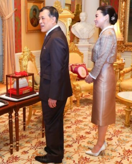 (๑)🙏💛💜 เมื่อวันที่ 20 กุมภาพันธ์ 2568 พระบาทสมเด็จพระเจ้าอยู่หัว และสมเด็จพระนางเจ้าฯ พระบรมราชินี พระราชทานพระบรมราชวโรกาสให้ นายสอนไซ สีพันดอน นายกรัฐมนตรีสาธารณรัฐประชาธิปไตยประชาชนลาว และนางวันดาลา สีพันดอน ภริยา เฝ้าทูลละอองธุลีพระบาท