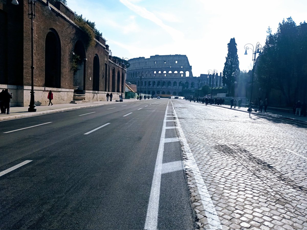 Appena inaugurata la nuova autostrada a 6 corsie con il futuristico autogrill Coliseum sullo sfondo