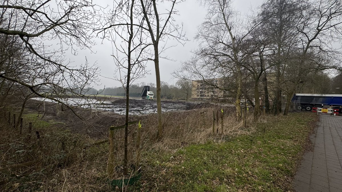 hellowman's tweet photo. @GemeenteDenHaag enig idee wat er hier gaande is? https://t.co/t61LqRPQ8P https://t.co/IOb3PesntY