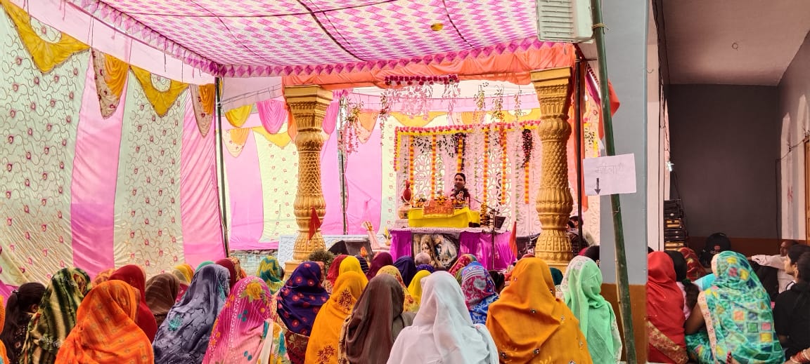 फतेहपुर//असोथर नगर के अंतर्गत मोटे महादेव मोहल्ला में चल रही श्रीमद् भागवत कथा ज्ञान यज्ञ के दूसरे दिन गुरुवार को कथा वाचक श्री पंडित मयंक बाजपेई महाराज ने राजा परीक्षित संवाद, शुकदेव जन्म सहित अन्य प्रसंग सुनाया,,,