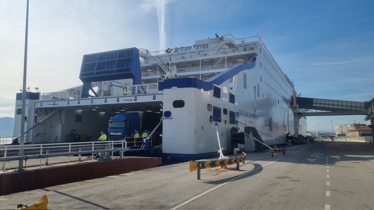 Puerto de Santander (@port_santander) on Twitter photo 🚢 🇨🇵 Encantados de acoger el #abanderamiento del #buque #GuillaumedeNormandie <a href="/BrittanyFerries/">Brittany Ferries</a>
Se trata, junto al #SaintMalo, del #ferri #híbrido más grande del mundo. Forman parte de la renovación de la #flota de la compañía.
➡️ acortar.link/BSdzfv
#Santander #Cantabria 🚢 🇨🇵 Encantados de acoger el #abanderamiento del #buque #GuillaumedeNormandie <a href="/BrittanyFerries/">Brittany Ferries</a>
Se trata, junto al #SaintMalo, del #ferri #híbrido más grande del mundo. Forman parte de la renovación de la #flota de la compañía.
➡️ acortar.link/BSdzfv
#Santander #Cantabria