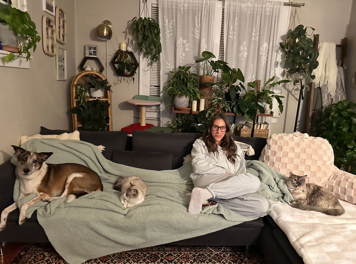 happy #nationalloveyourpetsday

xo, your favorite social media manager and her pets 🫶