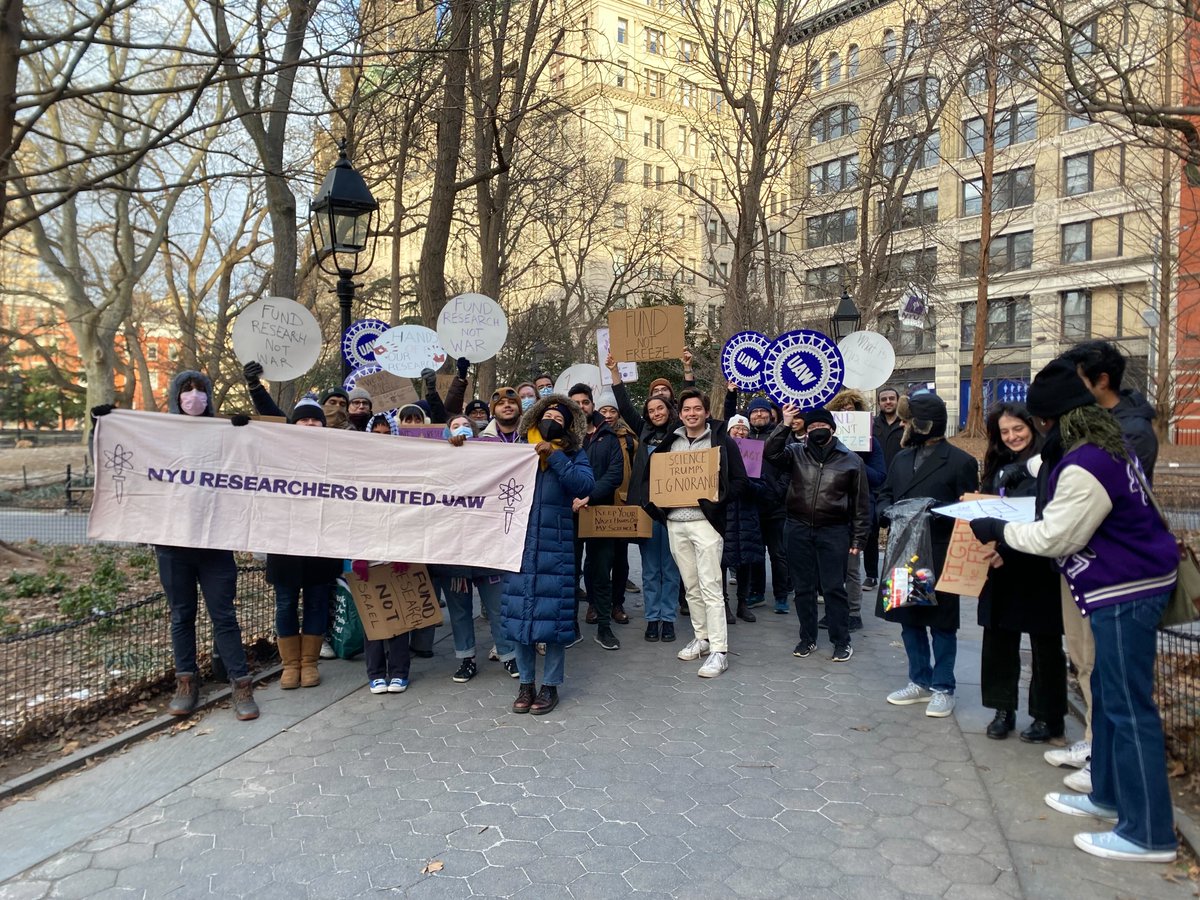 nyuresearchers's tweet photo. Yesterday, we joined HUNDREDS of researchers, faculty, and academic workers from across NYC -- including fellow NYU @UAW siblings -- to make our voices heard and demand an end to attacks on public funding and universities! #DefendPublicResearch https://t.co/1YXskr8ipS