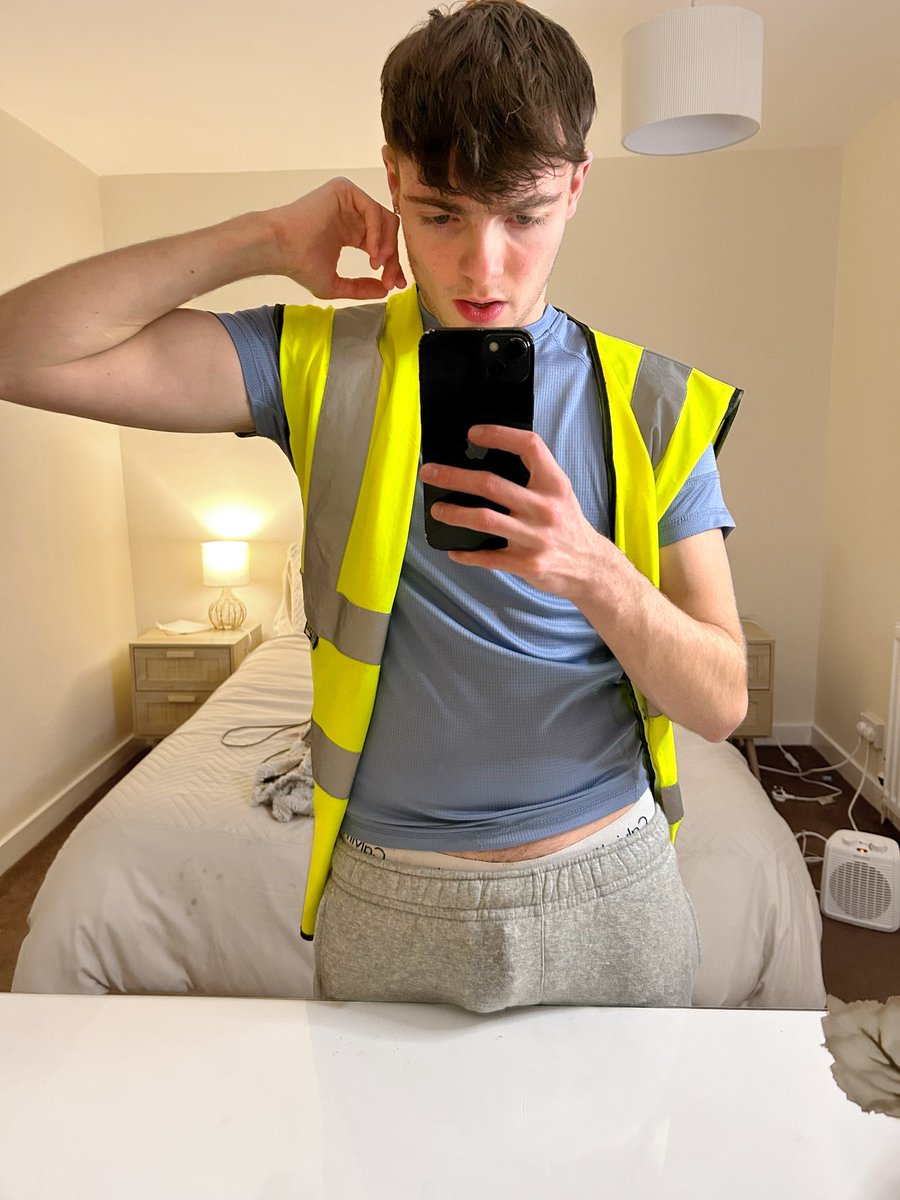 200 Retweets and I’ll send out a naughty video in my DM’s😈