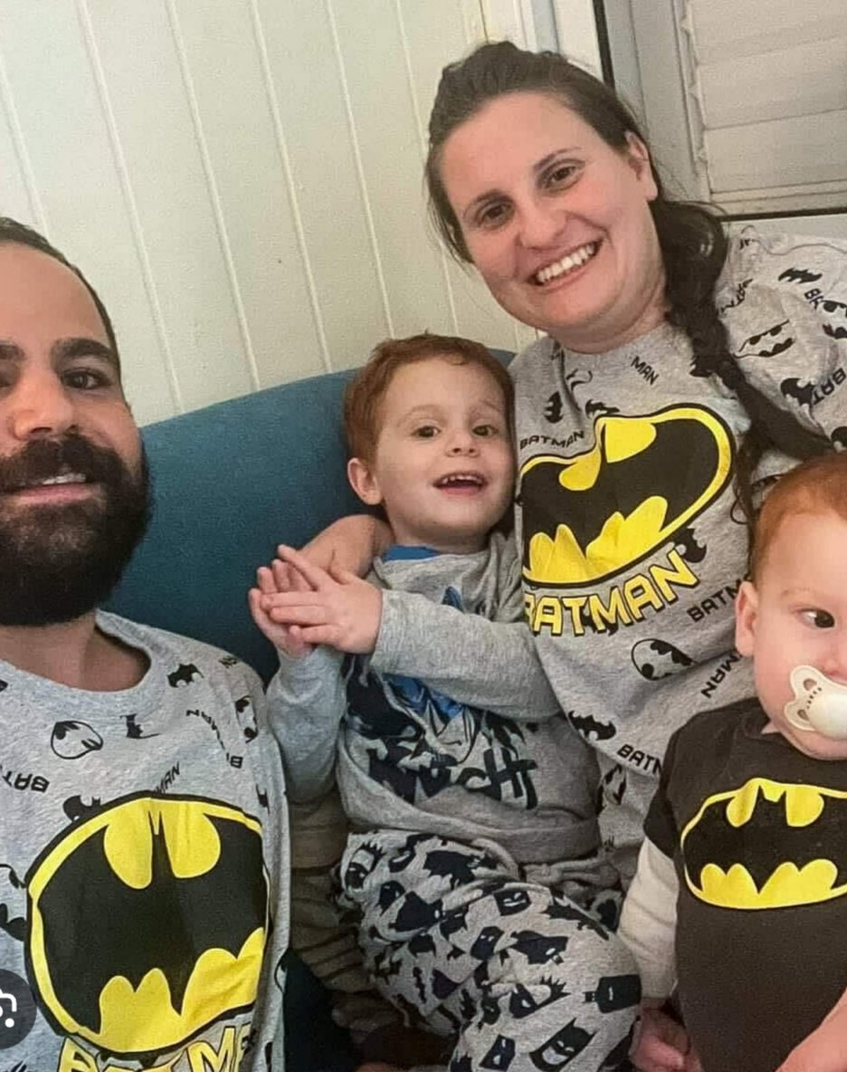 Tomasdente's tweet image. Che Cristina @CFKArgentina 
No vas a decir nada de la familia Bibas?
Hace 502 días que no decís nada. Ni siquiera HOY..m
No te dejan tus amigos de Irán?