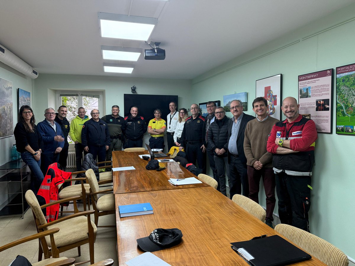 Reunio del #SistemaDeMontserrat especial, doncs es jubila el company Alex de <a href="/mossos/">Mossos</a> . Gracies per la seva dedicacio i col·laboració durant aquests anys.  Tambe hem presentat la memoria anual  dels serveis sanitaris , gracies a tots per colaborar en les asistenciaes realitzades.